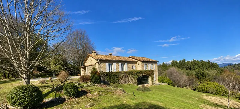 La maison d’origine à Baillargues : façades en pierre et toit de tuiles, au milieu des arbres
