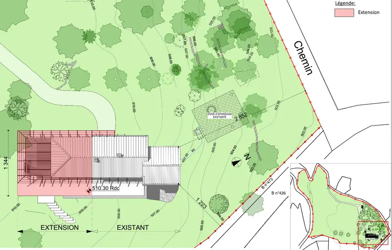 Plan de masse : la maison existante et l’extension en rose sur la parcelle