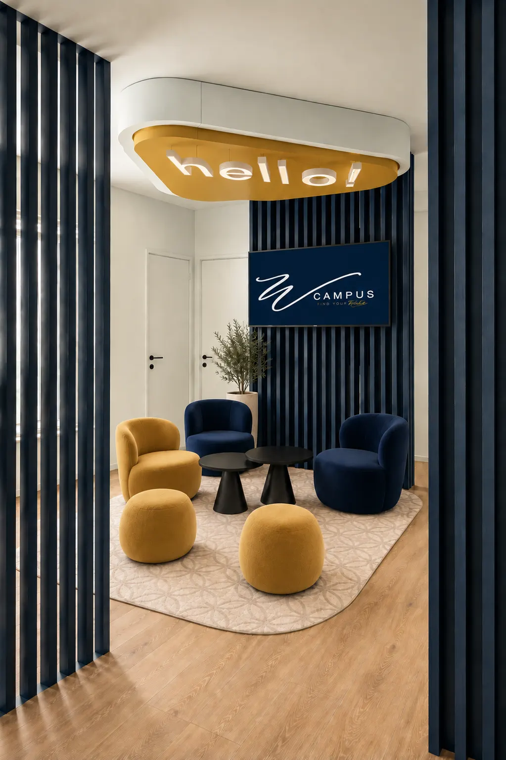 Espace d’accueil : fauteuils et poufs jaune doré et bleu profond, claustras bleus et plafond lumineux « hello! »