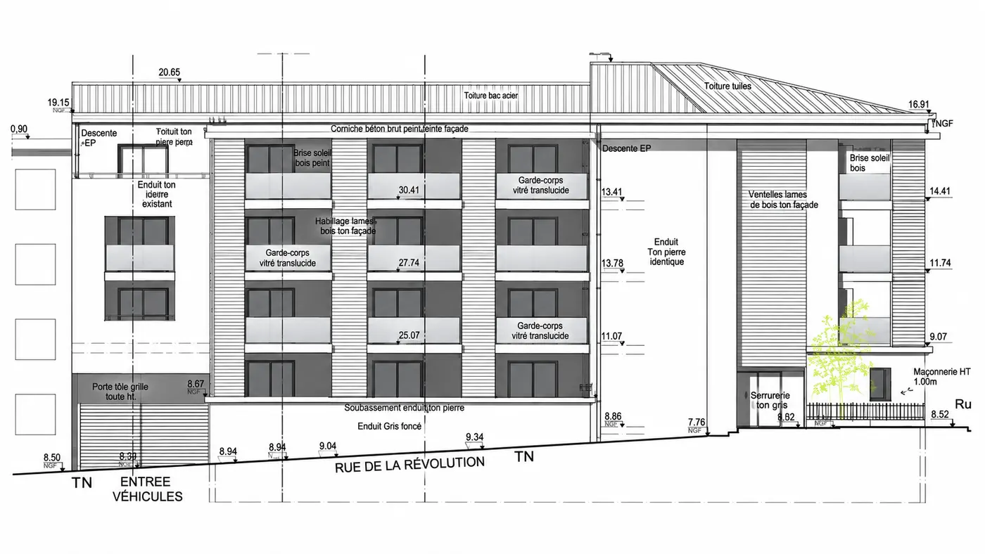 Façade sur rue dessinée, avec ses cotes de niveau et ses matériaux annotés : enduits, lames de bois, garde-corps vitrés, toitures