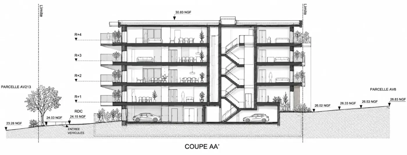 Coupe AA’&nbsp;: stationnement en rez-de-chaussée, quatre niveaux de logements au-dessus, et la pente du terrain entre les deux parcelles voisines