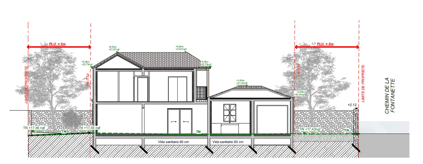 Coupe sur la maison à étage et le garage, entre les deux limites de propriété, avec les cotes de niveau