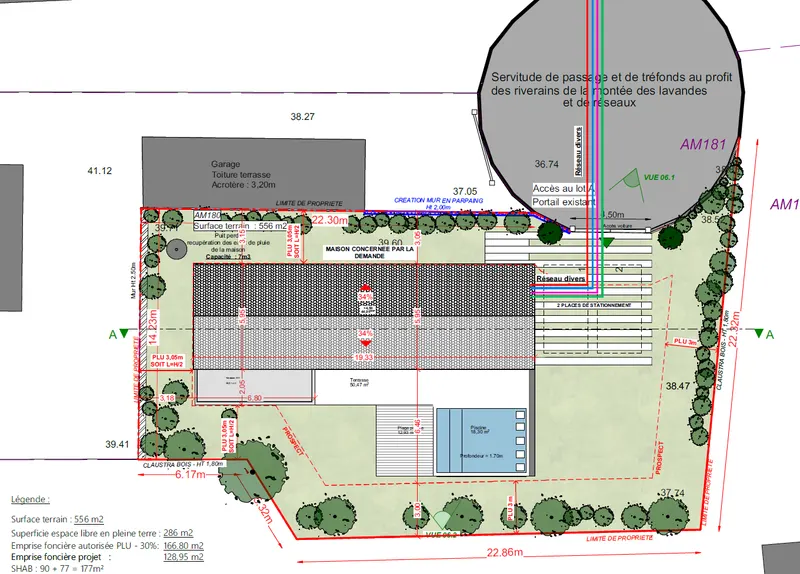 Plan de masse : la maison, la terrasse, la piscine et le mur de clôture sur la parcelle, cotés